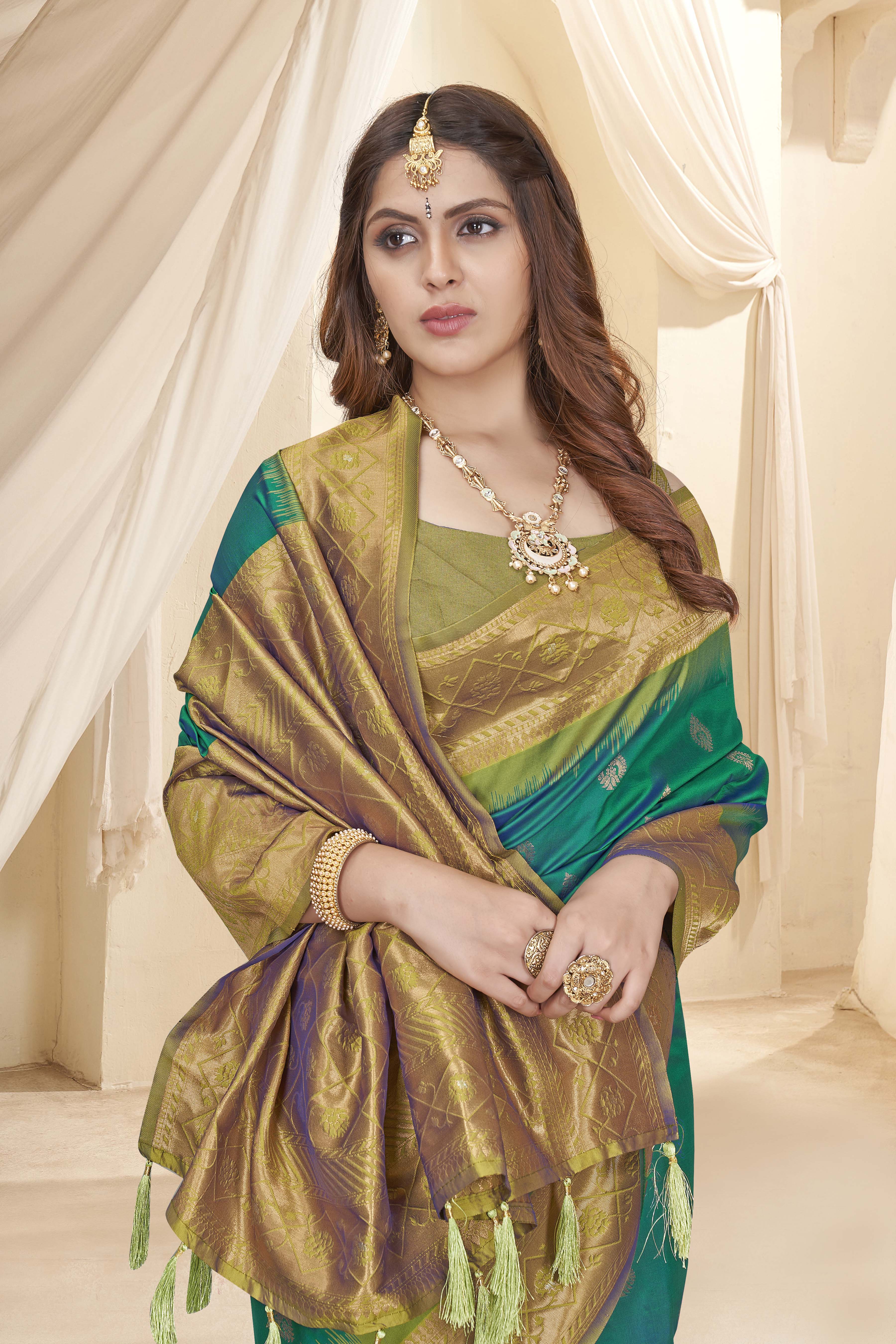 Green Soft Silk Floral Border Contrast Zari Woven Saree