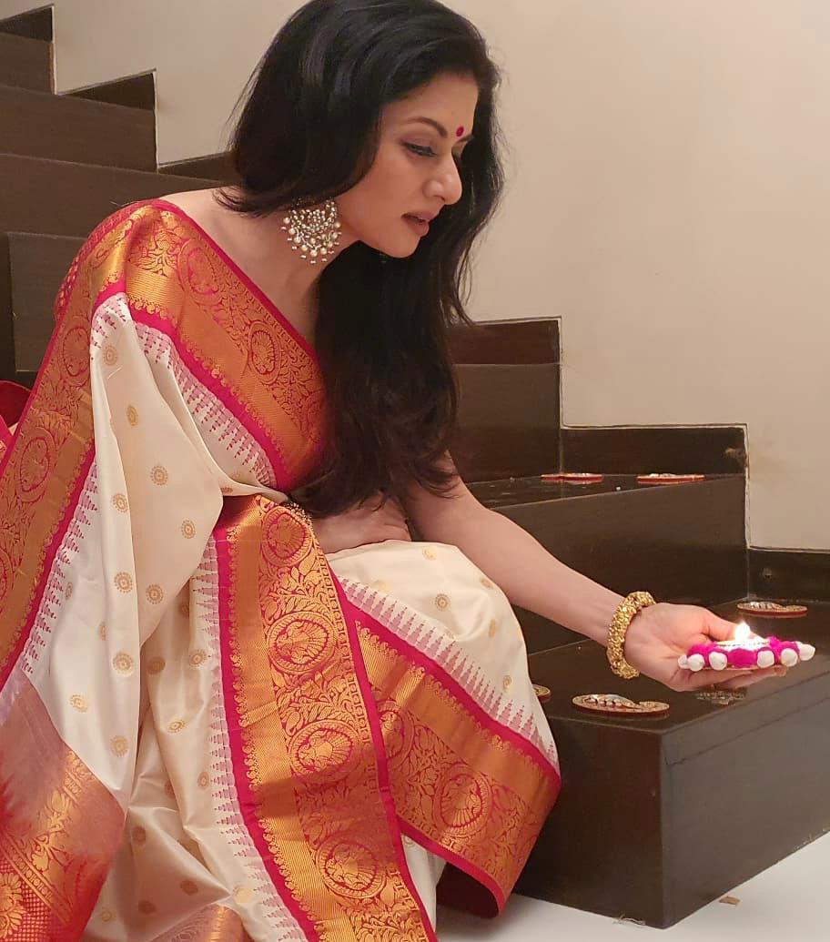Ointmen White  Banarasi Silk Saree