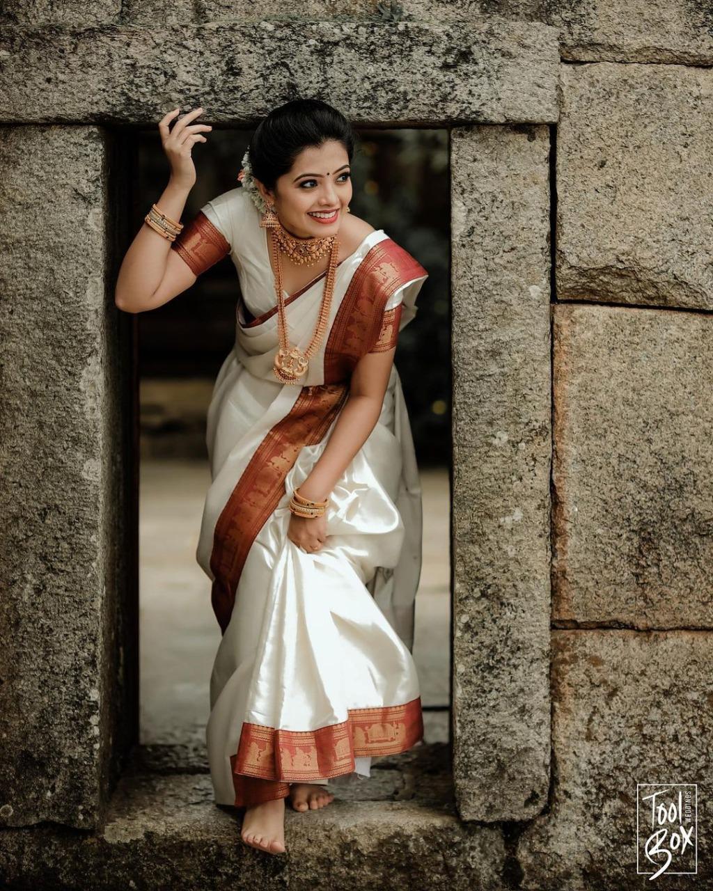 White & Red Palkhi Archaic Traditional Kanchi Soft Silk Sari With Attached Blouse