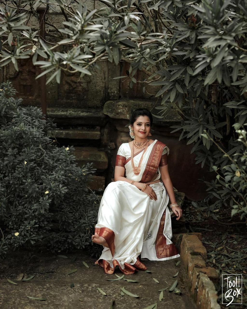 White & Red Palkhi Archaic Traditional Kanchi Soft Silk Sari With Attached Blouse