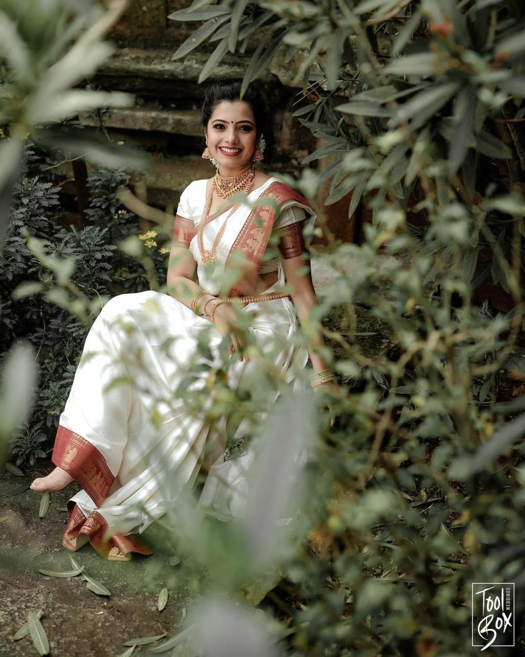 White & Red Palkhi Archaic Traditional Kanchi Soft Silk Sari With Attached Blouse